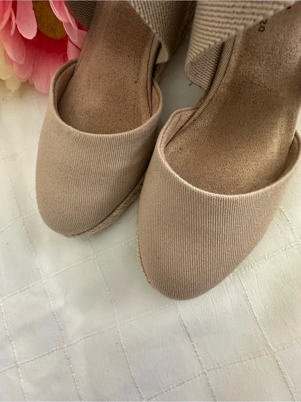 Life Stride BRAND NEW Beige Elastic Crossover Espadrille Wedges